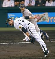 　３回、坂口の打球に反応する阪神・スタンリッジ（撮影・飯室逸平）