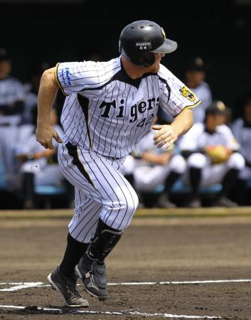 　１回、コンラッドは左前適時打を放つ（撮影・佐々木彰尚）