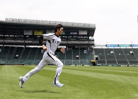 　藤浪は外野の芝生でランニングし調整する（撮影・山口　登）