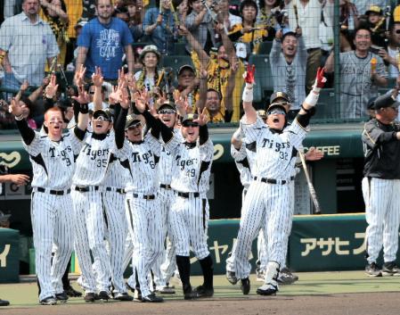 １回、新井良（右）が満塁本塁打を放ちナインと歓喜のポーズ（撮影・山口　登）