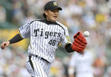 　５回、長谷川の打球にグラブを出す鶴（撮影・田中太一）