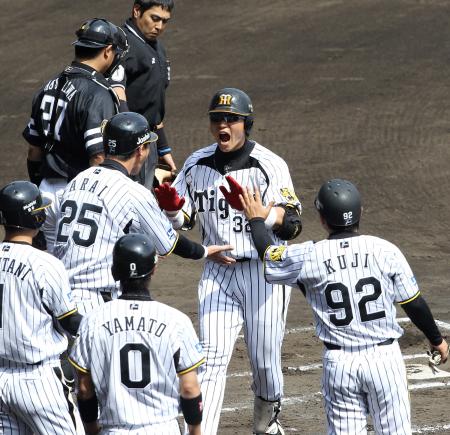 　１回、満塁弾を放った新井良は雄叫び上げて歓喜の生還（撮影・飯室逸平）