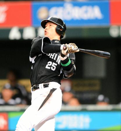 ６回、左越え２ランを豪快に放つ新井貴浩＝西武ドーム（撮影・園田高夫）