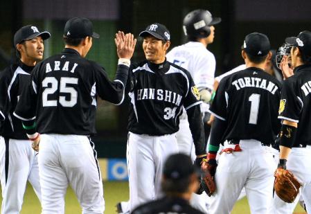 ９回を締め、ナインとハイタッチする久保（撮影・金田祐二）