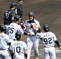 　１回、満塁弾を放った新井良は雄叫び上げて歓喜の生還（撮影・飯室逸平）