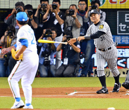 東尾修氏から中飛を放つ掛布雅之氏（撮影・金田祐二）