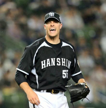 マウンドで雄たけびをあげる阪神・スタンリッジ＝西武ドーム（撮影・飯室逸平）