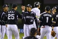 　９回を締め、ナインとハイタッチする久保