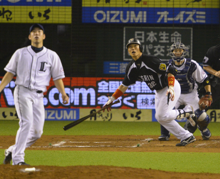 　７回、新井良は菊池から中越えソロを放つ（撮影・金田祐二）