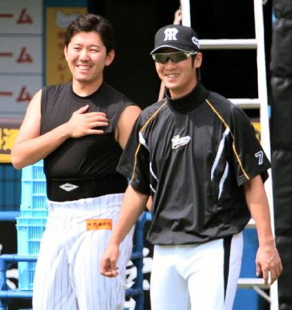 練習前、元チームメートの成瀬（左）と談笑する西岡（撮影・吉澤敬太）