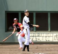 　３回、満塁から走者一掃の二塁打を浴び打球を見上げる藤浪（撮影・田中太一）