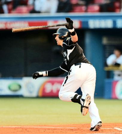 １回、中前に先制タイムリーを放つマートン（撮影・飯室逸平）