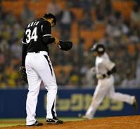 　９回、井口に同点２ランを浴びうなだれる久保（撮影・村中拓久）