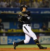 　４回、右越え３ランを放つ柴田（撮影・村中拓久）　