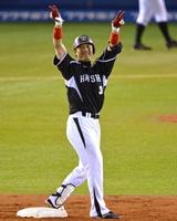 　３回、走者一掃の適時二塁打を放ち、二塁上でポーズを決める新井良（撮影・吉澤敬太）