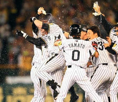 ９回、サヨナラ打を放ったマートンを祝福する阪神ナイン（撮影・棚橋慶太）