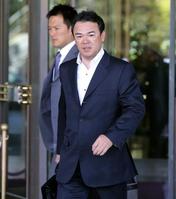 　宿舎から帰阪する和田監督（撮影・飯室逸平）