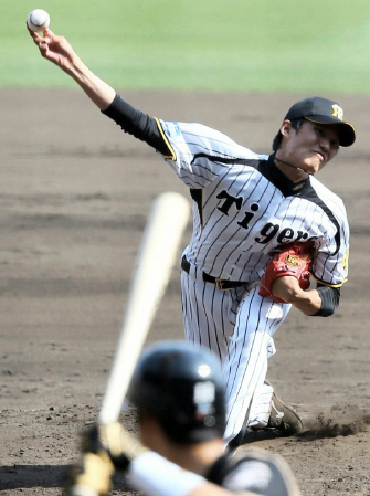 プロ入り後初めて大谷（手前）と対戦した藤浪＝甲子園（撮影・坂部計介）