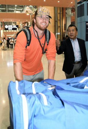 阪神の新外国人投手候補として来日したブレイン・ボイヤー＝関西空港（撮影・岡田育磨）