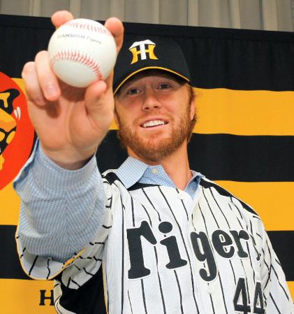 自慢のストレートの握りを笑顔で披露するブレイン・ボイヤー＝球団事務所（撮影・棚橋慶太）