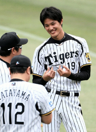 練習中、サングラスをとり笑顔を見せる阪神・藤浪晋太郎＝甲子園（撮影・岡田育磨）