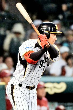 　３回阪神１死二塁、鳥谷が左中間に先制二塁打を放つ＝甲子園