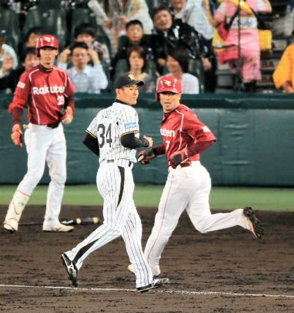９回、久保は逆転を許す（右は松井）＝撮影・山口　登