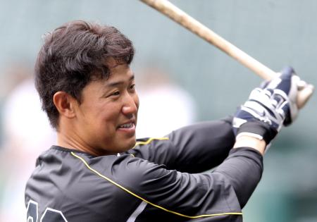 　打撃練習をする高山