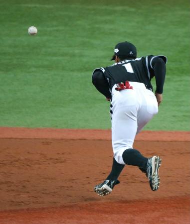　３回、川端の打球をファンブルする鳥谷（撮影・飯室逸平）