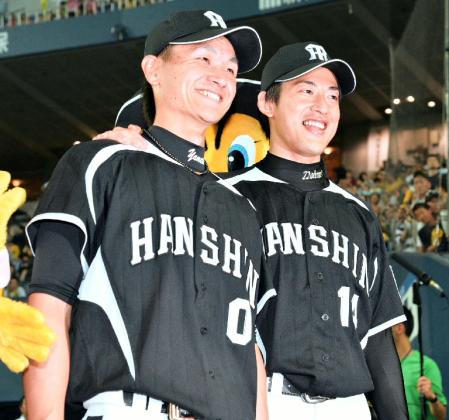 お立ち台で阪神・大和（左）と笑顔をみせる能見＝京セラ（撮影・保田叔久）