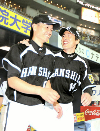 ヒーローインタビューのため、笑顔でベンチを飛び出す投打のヒーロー、大和（左）と能見（撮影・田中太一）