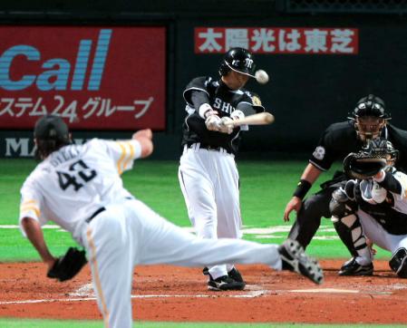 ７回、代打桧山は同点タイムリーを放つ（撮影・飯室逸平）