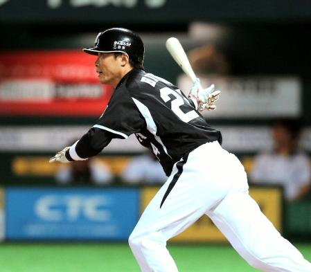 ７回、右中間へ同点タイムリー二塁打を放つ阪神・桧山進次郎＝ヤフオクドーム（撮影・田中太一）