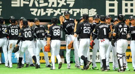 藤浪（中央）と並んでナインを出迎える和田監督