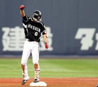 　７回、左線へ先制２点タイムリーを放った大和は塁上でガッツポーズ（撮影・田中太一）