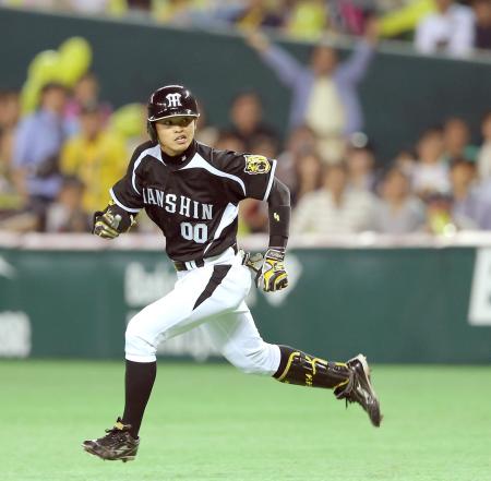 　７回、右前へ勝ち越しタイムリーを放ち二塁へ進む柴田（撮影・田中太一）