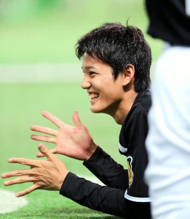練習前のストレッチ中、リラックスした表情を見せる阪神・藤浪晋太郎＝ヤフオクドーム（撮影・田中太一）