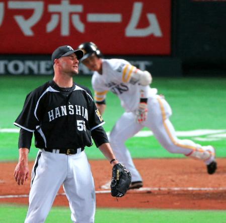 ４回、今宮にタイムリーを浴びうなだれるスタンリッジ＝ヤフードーム（撮影・飯室逸平）