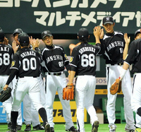 　藤浪（中央）と並んでナインを出迎える和田監督（撮影・棚橋慶太）