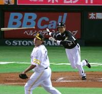 　７回、代打・桧山は右中間に同点適時二塁打を放つ（投手・パディーヤ）＝撮影・飯室逸平