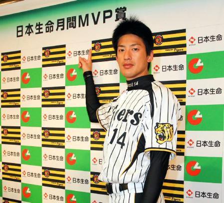 日本生命月刊ＭＶＰ賞を受賞した阪神・能見篤史＝岡山市内のホテル（撮影・棚橋慶太）