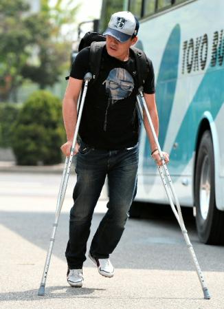 松葉杖姿でリハビリに現れた阪神・福留孝介＝鳴尾浜（撮影・保田叔久）