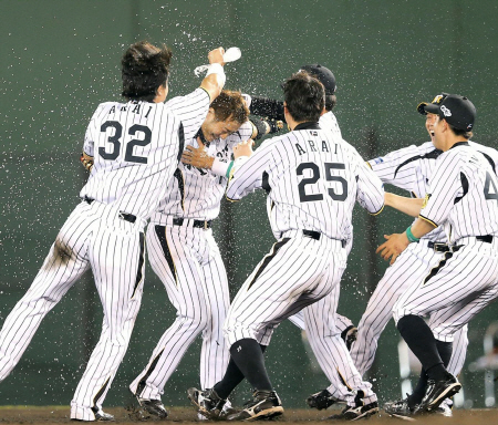 ９回阪神、サヨナラタイムリーを放った西岡（左から２人目）は新井良らから手荒い祝福を受ける（撮影・田中太一）