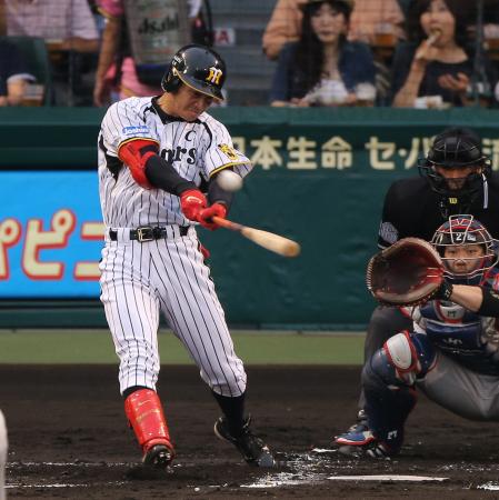 　１回、阪神・鳥谷は右翼線に先制タイムリー二塁打を放つ（撮影・飯室逸平）