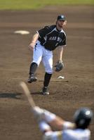 　７回、江川（手前）に本塁打を浴びるボイヤー（撮影・保田叔久）