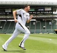 　走り込んで汗を流す阪神・メッセンジャー（撮影・田中太一）