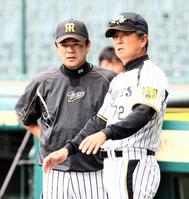 平田２軍監督（右）と話す和田監督