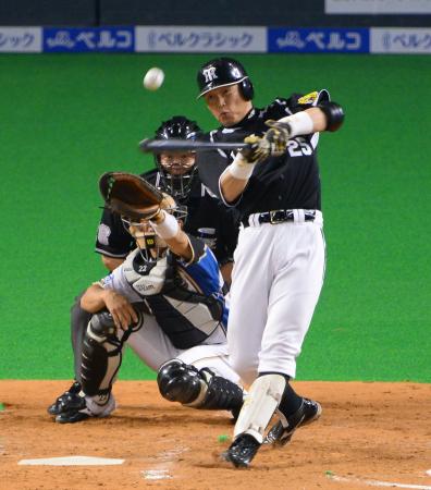 　５回、新井はタイムリー二塁打を放つ（撮影・金田祐二）