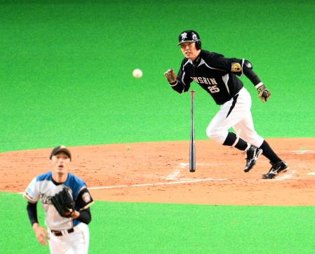 　５回、阪神・新井貴浩は投手強襲安打を放つ