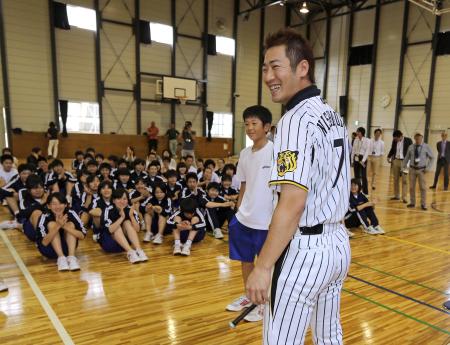 　生徒たちと笑顔で交流する西岡（撮影・山口　登）